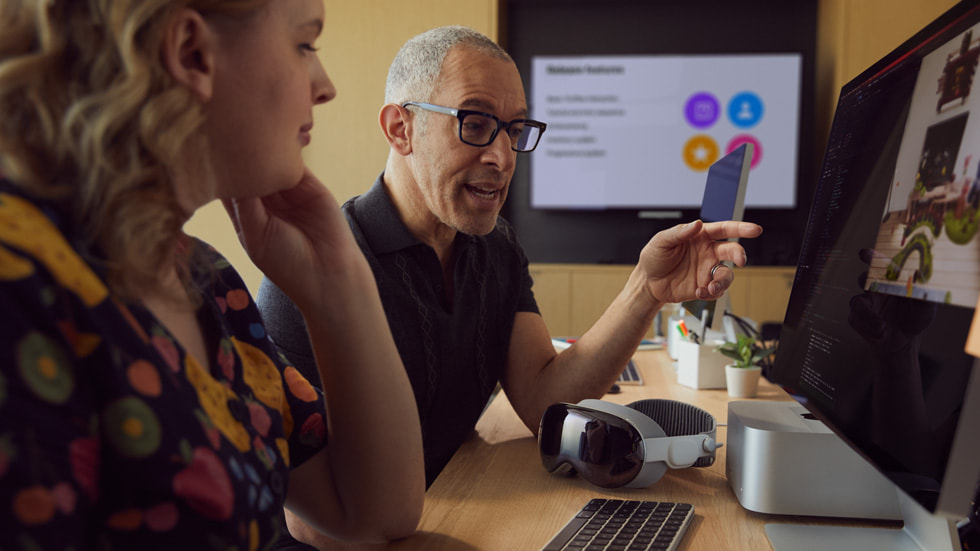 Apple-Vision-Pro-SDK-availability-developer-lifestyle_big.jpg.large