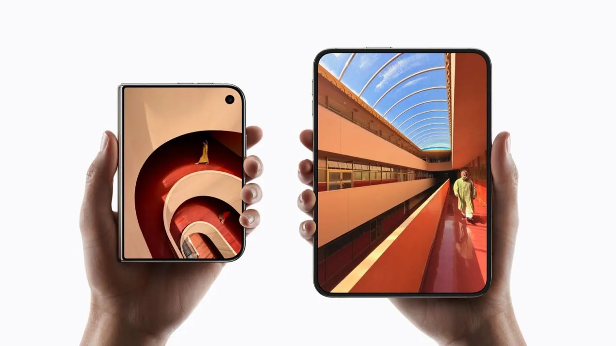 iPhone Duo 摺疊時則呈現一側是直角、iPhone Duo 摺疊時一側為圓角、一側為直角,展開時四個圓角讓整體呈現較柔和的視覺感受 iPhone Duo 摺疊時則呈現一側是直角、iPhone Duo 摺疊時一側為圓角、一側為直角,展開時四個圓角讓整體呈現較柔和的視覺感受