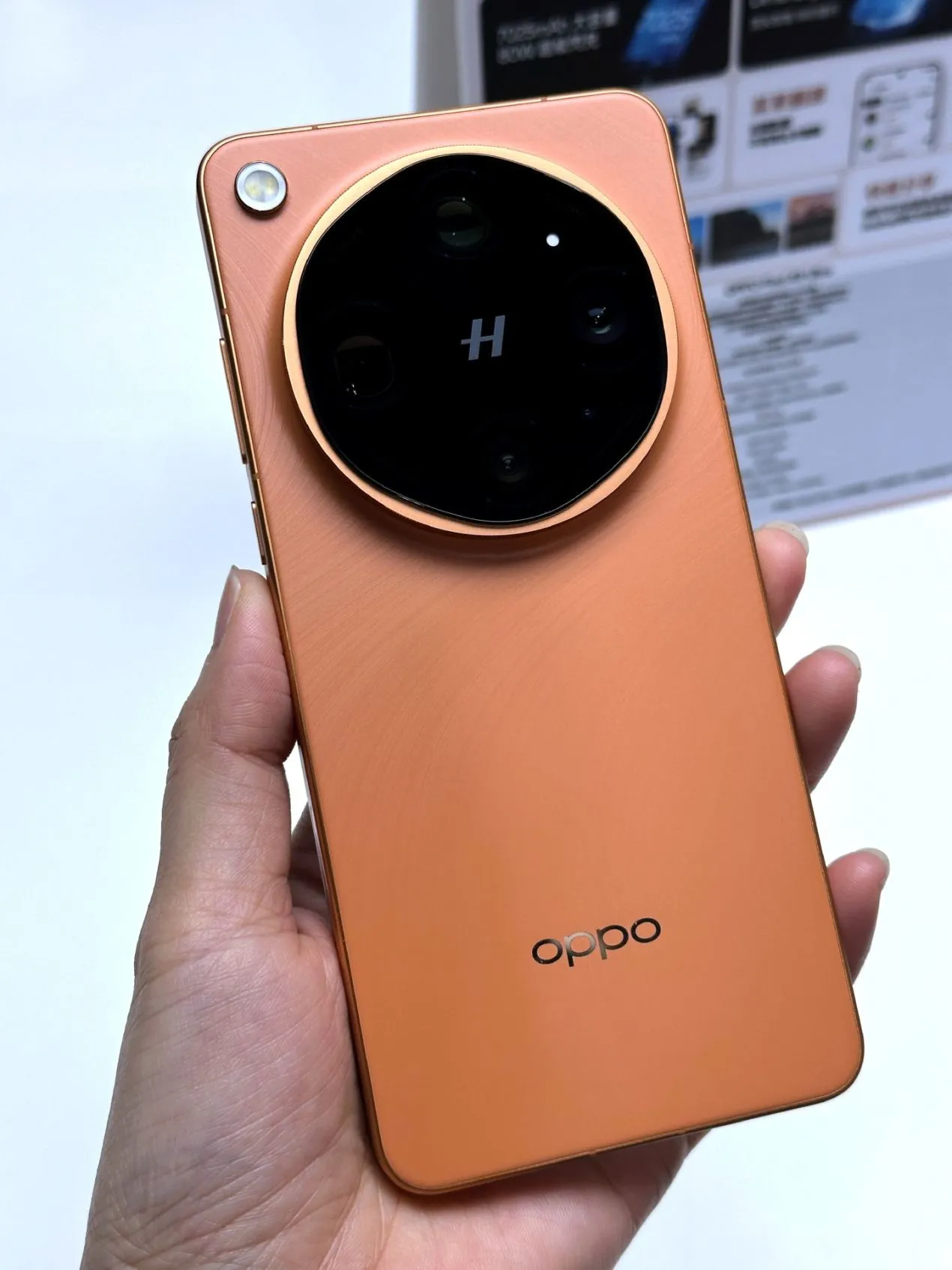 OPPO Find X9 Ultra 「日出峽谷」色系,靈感來自大峽谷,採用航太級玻璃纖維材質 OPPO Find X9 Ultra 「日出峽谷」色系,靈感來自大峽谷,採用航太級玻璃纖維材質