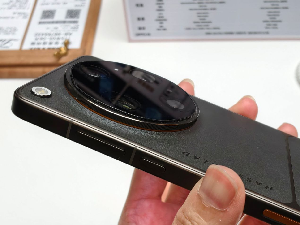 OPPO Find X9 Ultra 金屬鏡頭模組的的邊緣做了「齒輪刻度」的雕刻,重現哈蘇鏡頭對焦環的外型 OPPO Find X9 Ultra 金屬鏡頭模組的的邊緣做了「齒輪刻度」的雕刻,重現哈蘇鏡頭對焦環的外型