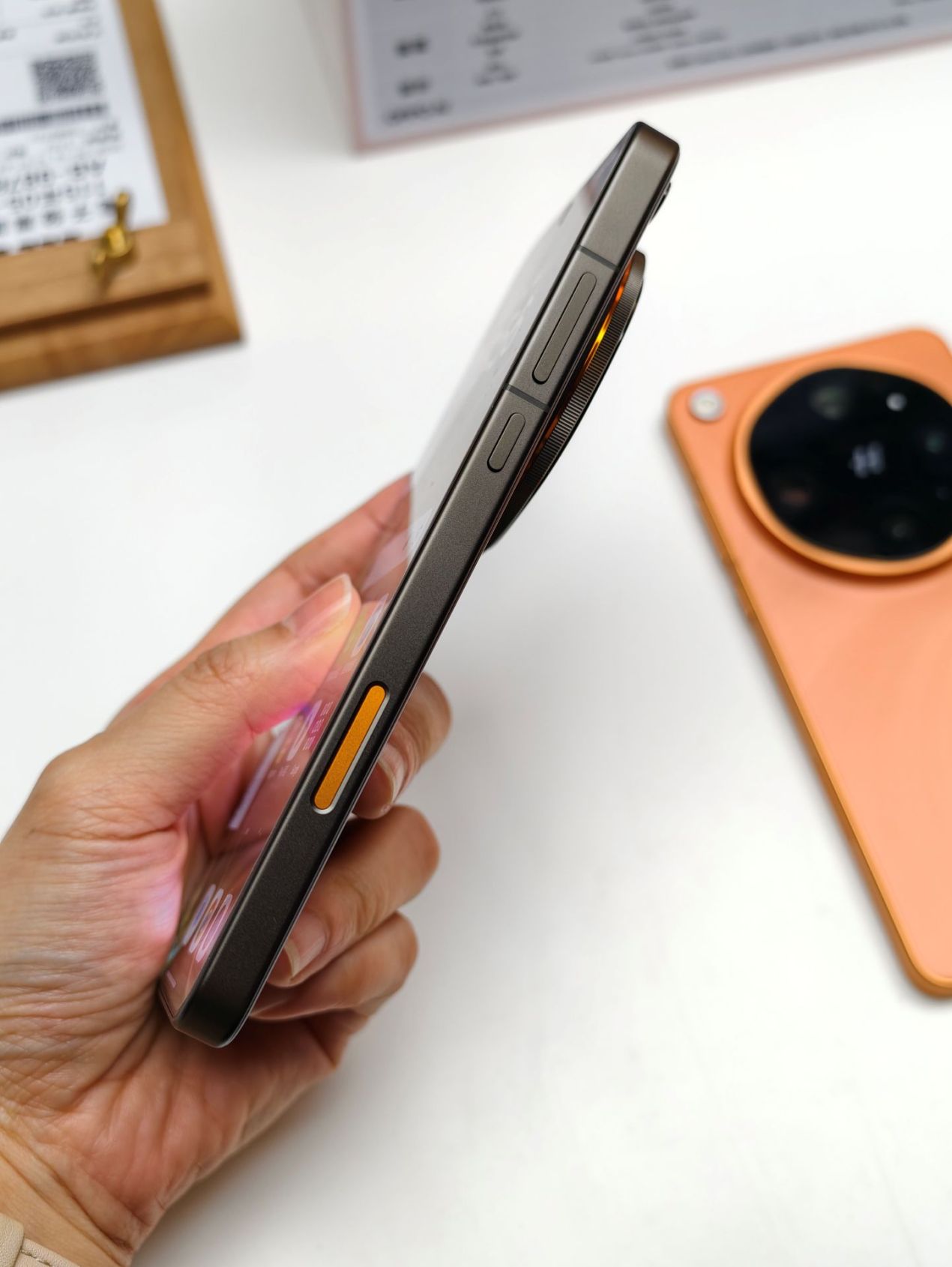 OPPO Find X9 Ultra 快門鍵採用經典的哈蘇相機亮橘色設計 OPPO Find X9 Ultra 快門鍵採用經典的哈蘇相機亮橘色設計