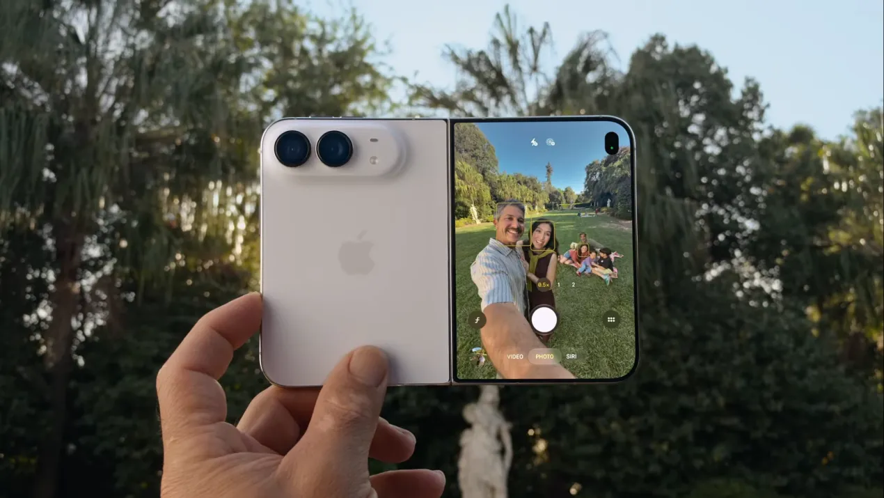 iPhone Duo 運用其摺疊內外螢幕皆具備鏡頭的特性,發展出 Duo 雙面預覽功能 iPhone Duo 運用其摺疊內外螢幕皆具備鏡頭的特性,發展出 Duo 雙面預覽功能