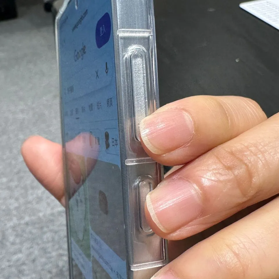 三星手機截圖只要同時按下「側邊按鍵」 & 「音量 -」按鍵 三星手機截圖只要同時按下「側邊按鍵」 & 「音量 -」按鍵