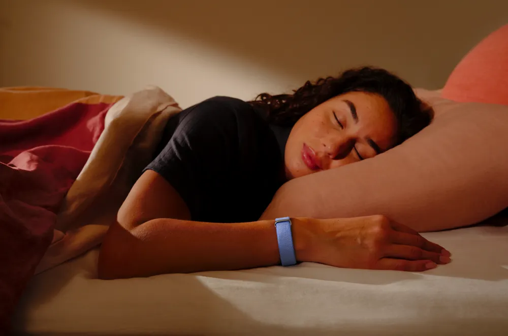 Fitbit Air 無螢幕設計，佩戴起來更舒適，睡覺也不怕壓