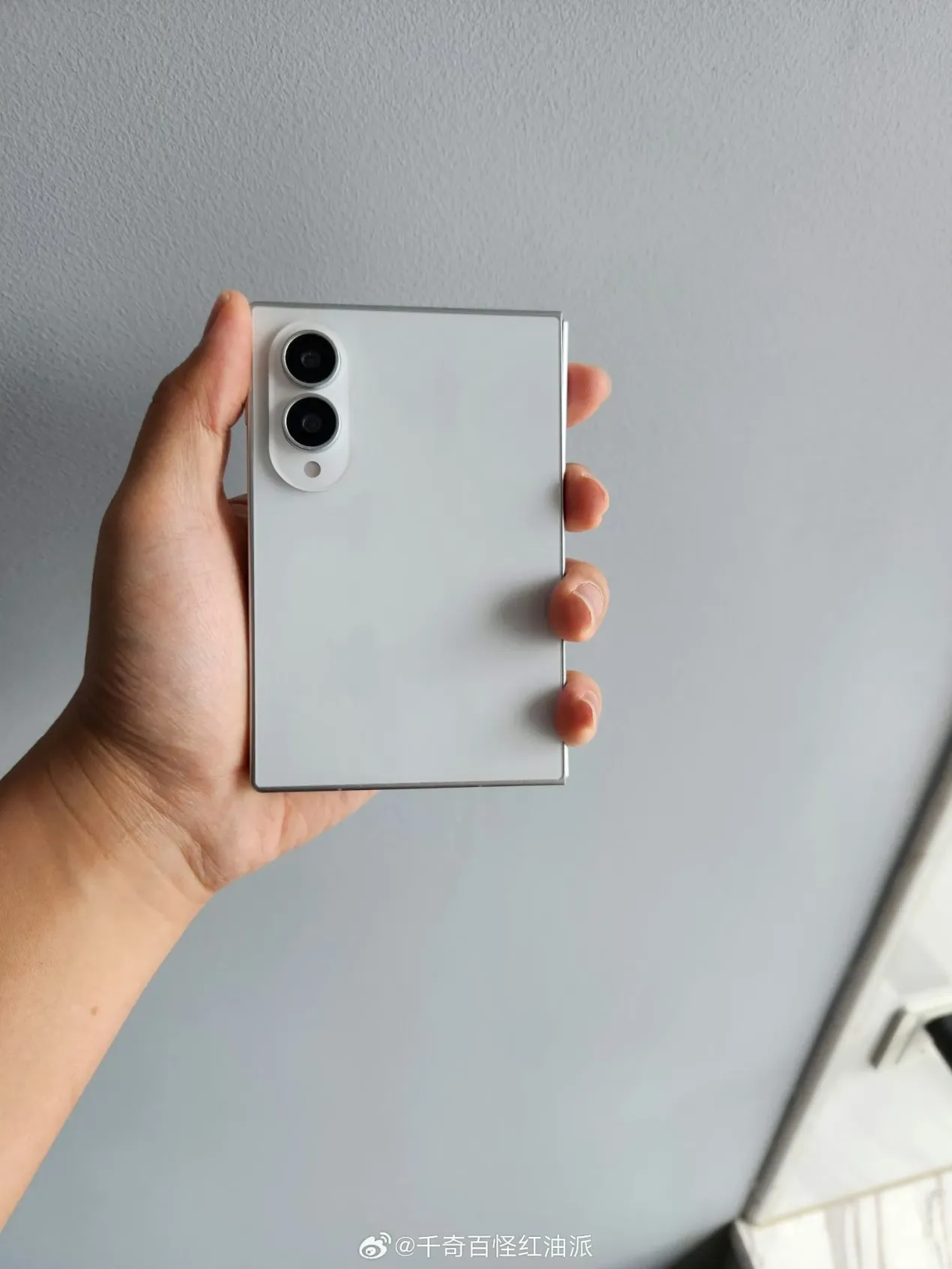 Galaxy Z Fold 8 模型機上手圖-1