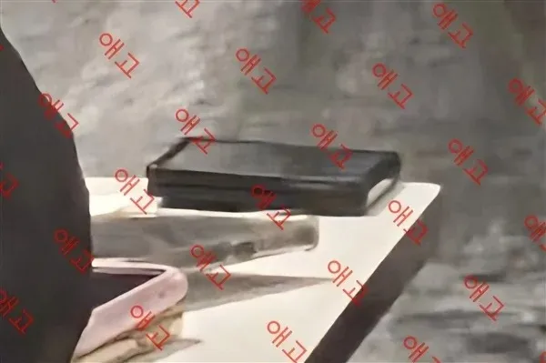 韓國論壇分享在咖啡廳捕捉到疑似三星 Galaxy Z Fold 8 摺疊機的實體照片-2