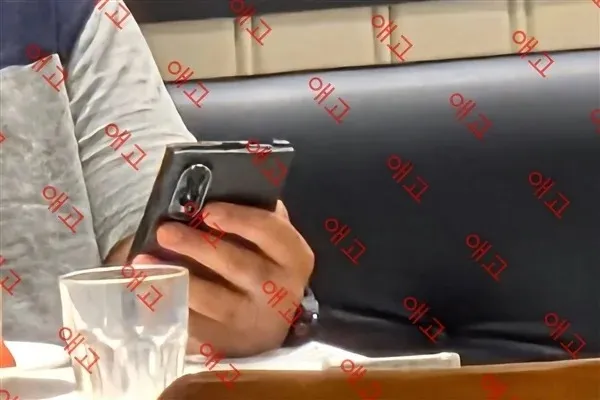 韓國論壇分享在咖啡廳捕捉到疑似三星 Galaxy Z Fold 8 摺疊機的實體照片-1