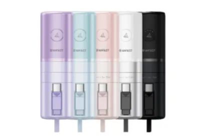 最小 AC 行動電源 支援多款設備快充協議 快充線融入掛繩設計，美觀又實用 雙設備同充 應用廣泛不受限