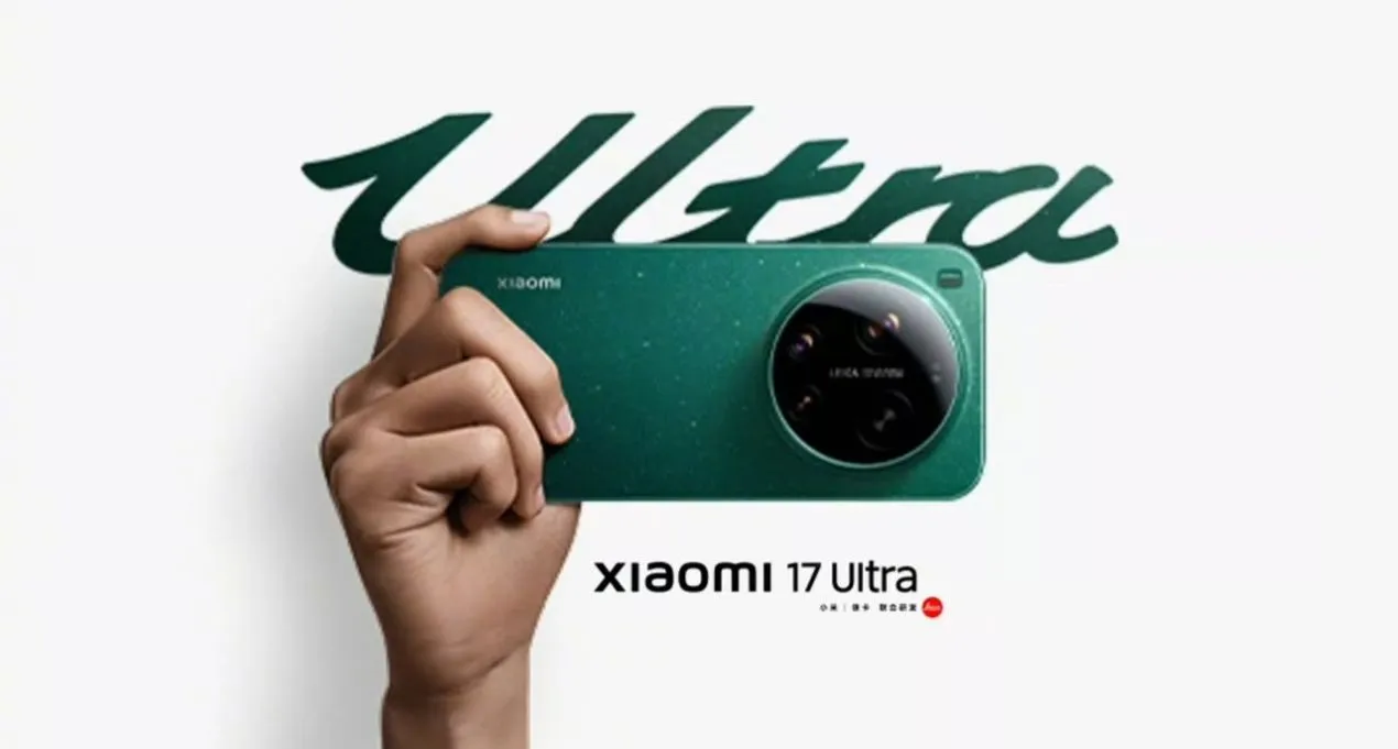 小米 17 Ultra 實機手持照，展示全平面螢幕設計與徠卡三攝鏡頭模組