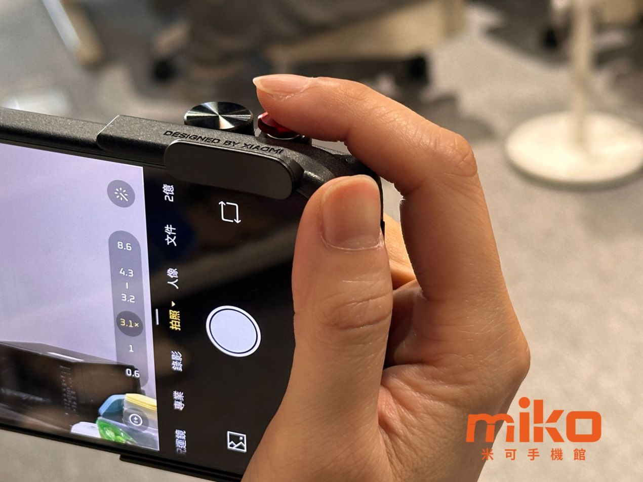 小米 17 Ultra 專業影像套組的快門鍵充滿儀式感